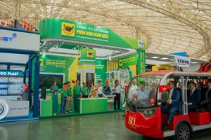 Đoàn Lãnh đạo Đảng, Nhà nước ghé ngang gian hàng của Công ty CPPB Bình Điền ngay sau Lễ khai mạc Triển lãm Thành tựu Đất nước - 80 năm hành trình Độc lập - Tự do - Hạnh phúc.