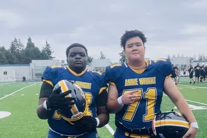 Brian Vũ (phải) có thể chơi ở nhiều vị trí của tuyển bóng bầu dục 