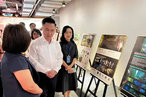 Đồng chí Đặng Minh Thông - Phó Bí Thư Thành ủy TPHCM - tham quan khu vực trưng bày poster các tác phẩm dự thi.