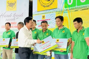 Tổng Giám đốc Công ty Cổ phần Phân bón Bình Điền Ngô Văn Đông trao tặng gói sản phẩm phân bón Đầu Trâu Bio-Canxi và giải pháp kỹ thuật chương trình “Hành trình xanh - Đất khỏe - Cây trồng khỏe” cho nông dân. 