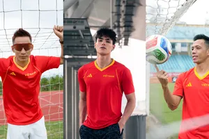 Các ngôi sao của thể thao Việt Nam như Nguyễn Văn Quyết, Caleb Nguyễn và Phạm Tiến Sản tươi tắn trong trang phục “Việt Nam Đồng Sắc”.
