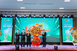 Ông Ngô Văn Đông - Chủ tịch HĐQT Công ty - tặng hoa ghi nhận những thành tích mà Công ty CP Bình Điền Ninh Bình đạt được.