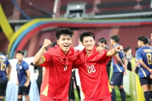 Lý Đức và Thanh Nhàn mừng chiến thắng ở chung kết môn bóng đá nam tại SEA Games 33-2025