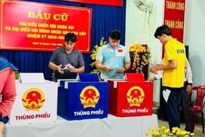 Các HLV, VĐV của Trung tâm Huấn luyện thể thao quốc gia tại các điểm bỏ phiếu.