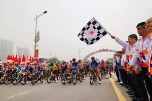 Đồng chí Dương Anh Đức, Ủy viên Ban thường vụ Thành ủy, Trưởng ban Tuyên giáo và Dân vận Thành ủy TPHCM phất cờ lệnh xuất phát chặng thi đấu đầu tiên của cuộc đua vào sáng ngày 3-4. Ảnh: HOÀNG HÙNG