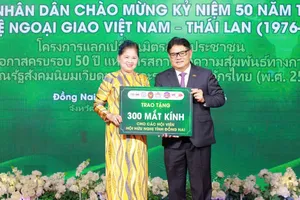 Ông Montri Suwanposri, Phó chủ tịch C.P. Việt Nam, trao tặng mắt kính cho hội viên Hội Hữu nghị Việt Nam - Thái Lan tỉnh Đồng Nai.