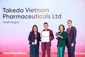 Đại diện Takeda Việt Nam nhận bảng vinh danh. Ảnh: Takeda Việt Nam