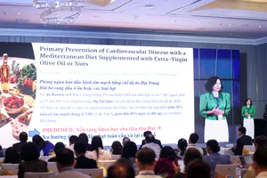 TS Nguyễn Song Tú, Viện Dinh dưỡng chia sẻ tham luận tại hội thảo.