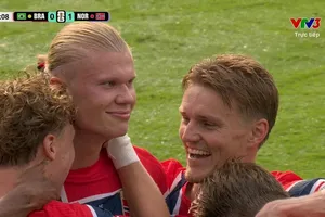 Erling Haaland cùng các đồng đội chia vui sau pha ghi bàn vào lưới Brazil để vào tứ kết World Cup