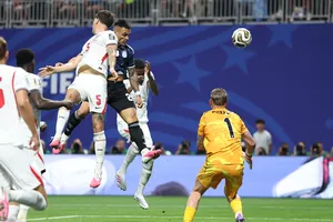 Lautaro Martinez đánh đầu ấn định chiến thắng 2-1 cho Argentina.Ảnh:THX