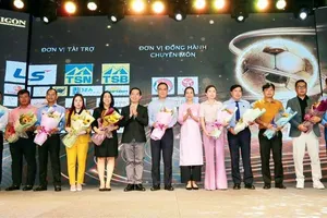 Ông Dương Văn Hồ Vũ cũng các nhà tài trợ của Giải thưởng Quả bóng vàng Việt Nam nhiều năm qua. Ảnh: DŨNG PHƯƠNG