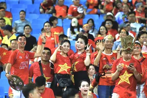 Người hâm mộ luôn sát cánh cùng đội tuyển Việt Nam. Ảnh: TÂM HÀ