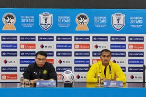 HLV Tan Cheng Hoe (trái) tham dự buổi họp báo trước trận bán kết lượt về. Ảnh: MINH HOÀNG