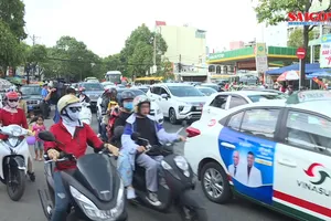 Người dân ùn ùn trở lại TPHCM sau kỳ nghỉ lễ  