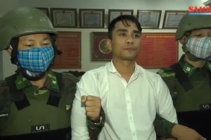 Bắt giữ đối tượng vận chuyển 6 bánh heroin cùng súng và 5 viên đạn qua biên giới