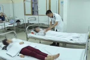 Điều tra vụ 5 học sinh nhập viện nghi ngộ độc thực phẩm   