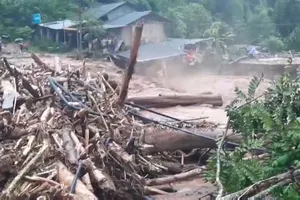 Lũ quét kinh hoàng, cuốn trôi nhiều nhà dân và trường học ở Điện Biên