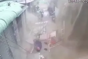 Đứt cáp công trình xây dựng ở quận Tân Bình, 3 công nhân bị thương