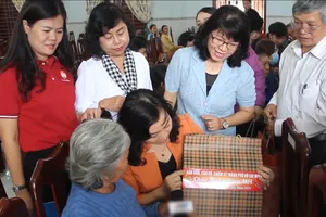 Mang quà đến với người dân Bình Định, cùng đón tết an vui