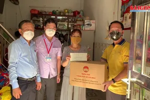 Lãnh đạo thành phố cảm ơn các y bác sĩ đã hết lòng chăm lo sức khỏe cho người dân  