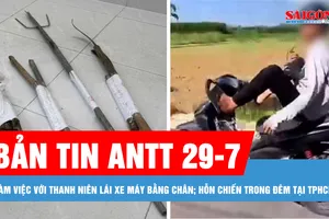 Bản tin ANTT 29-7: Làm việc với thanh niên lái xe máy bằng chân; Hỗn chiến trong đêm tại TPHCM
