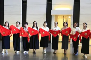 Podcast bản tin tối 15-8: Đồ trang trí cờ đỏ sao vàng ngập tràn phố xá Hà Nội