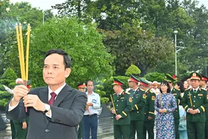 Podcast bản tin trưa 30-8: Bí thư Thành ủy TPHCM Trần Lưu Quang và đoàn đại biểu dâng hương tưởng nhớ Anh hùng liệt sĩ