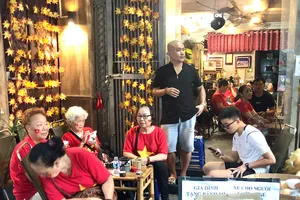 Podcast bản tin tối 1-9: Tặng bánh mì, mở cửa quán cà phê cho khách nơi xa nghỉ dịp Lễ 2-9