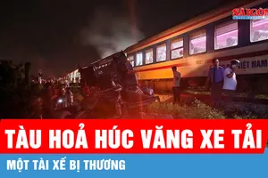 Xe đầu kéo vượt đường ray bị tàu hỏa tông đứt đôi