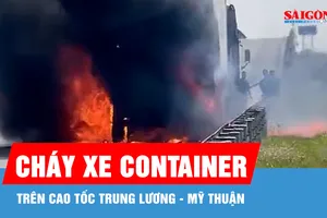 Xe container bốc cháy trên cao tốc Trung Lương - Mỹ Thuận