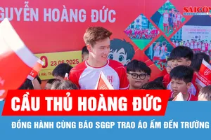 Cầu thủ Hoàng Đức đồng hành cùng Báo SGGP trao Áo ấm đến trường