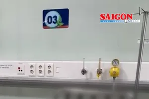 Vụ bé 2 tuổi bị bạo hành: Thời điểm nhập viện Bệnh viện Nhi đồng 1 TPHCM, bé được chẩn đoán suy hô hấp, dập gan, dập lách, đứt tụy, tổn thương thận, gãy cũ xương cẳng tay trái… Ngày 6-5, bé đã ăn uống bình thường, bớt sợ hãi.