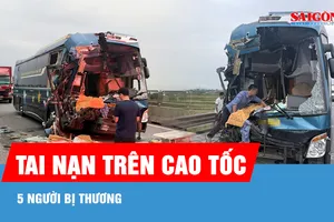 Va chạm giữa xe khách và xe đầu kéo trên cao tốc, 5 người bị thương