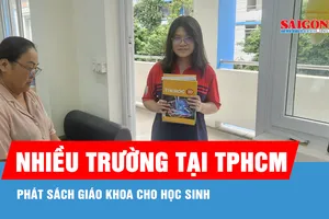Nhiều trường tại TPHCM phát sách giáo khoa cho học sinh