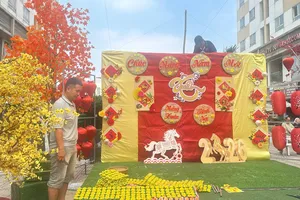 Người dân khu phố 33 trang trí không gian tết chung