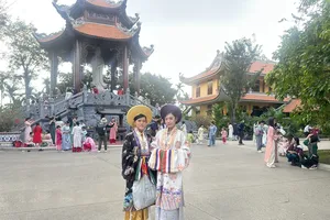 Náo nức chụp ảnh áo dài đón xuân tại Tu viện Vĩnh Nghiêm