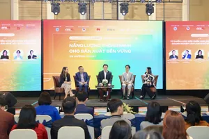 Các khách mời tham gia phần toạ đàm 