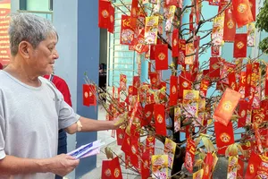 Người dân tham gia hái lộc đầu xuân 