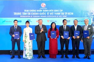 Phó Thủ tướng Thường trực Nguyễn Hòa Bình, Chủ tịch Hội đồng điều hành Trung tâm Tài chính quốc tế tại Việt Nam trao chứng nhận thành viên sáng lập tại Lễ ra mắt VIFC - HCMC. Ảnh: HOÀNG HÙNG