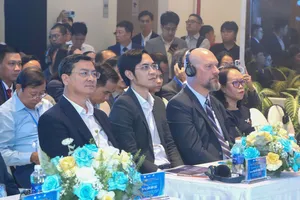 Phó Chủ tịch UBND TPHCM Nguyễn Công Vinh cùng các đại biểu tham gia diễn đàn. Ảnh: THÀNH HUY