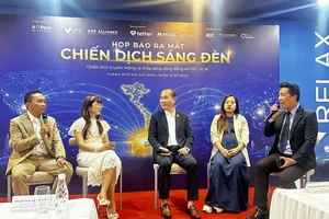Khách mời tham gia toạ đàm tại họp báo ra mắt chiến dịch Sáng Đèn. Ảnh: THANH DUNG 