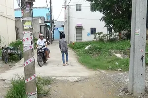 Cột điện nằm chắn giữa lộ thuộc khu vực LIA 14 