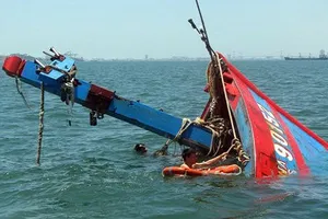 Ôm phao nhảy xuống biển vì bị bóc lột sức lao động