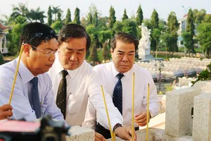 Lãnh đạo tỉnh Cà Mau dâng hương tại nghĩa trang liệt sĩ tỉnh