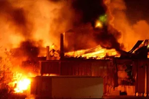  Cháy 3 căn nhà khu vực cửa biển Sông Đốc