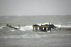 Tàu cá đang vào bờ bị sóng đánh chìm, 2 thuyền viên mất tích
