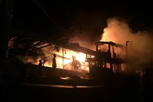 Tàu cá bốc cháy giữa đêm khuya khi đang neo đậu trên sông Ông Đốc
