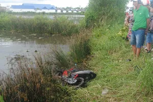 Điều tra nguyên nhân hai cha con chết nổi trong vuông tôm