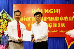 Ông Nguyễn Đức Thánh, Chánh Văn phòng UBND tỉnh trao quyết định bổ nhiệm ông Quách Văn Ấn, Giám đốc Trung tâm xúc tiến đầu tư và hỗ trợ doanh nghiệp