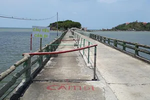 Cầu dẫn vào Khu du lịch Hòn Đá Bạc xuống cấp trầm trọng